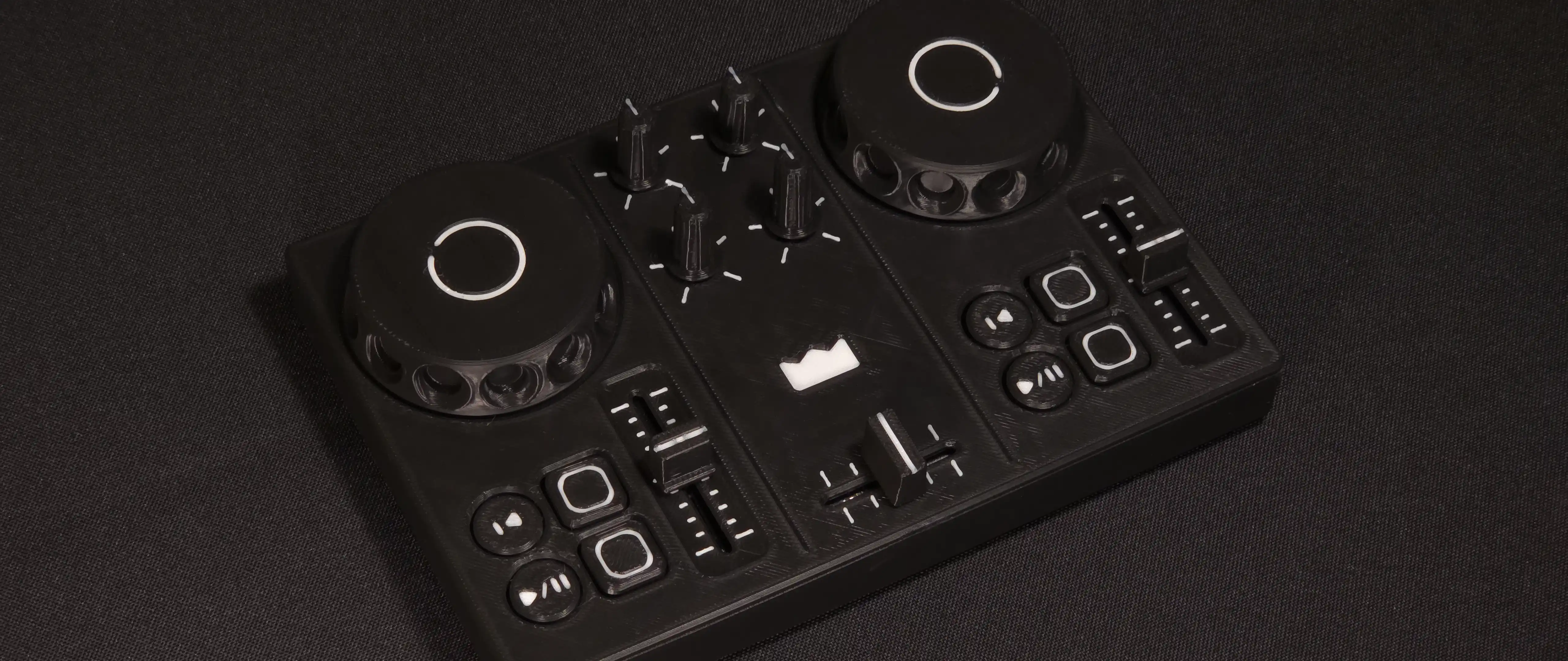 DJC-DIY seen from above at an angle, with both jog wheels, the knobs and the faders in frame
