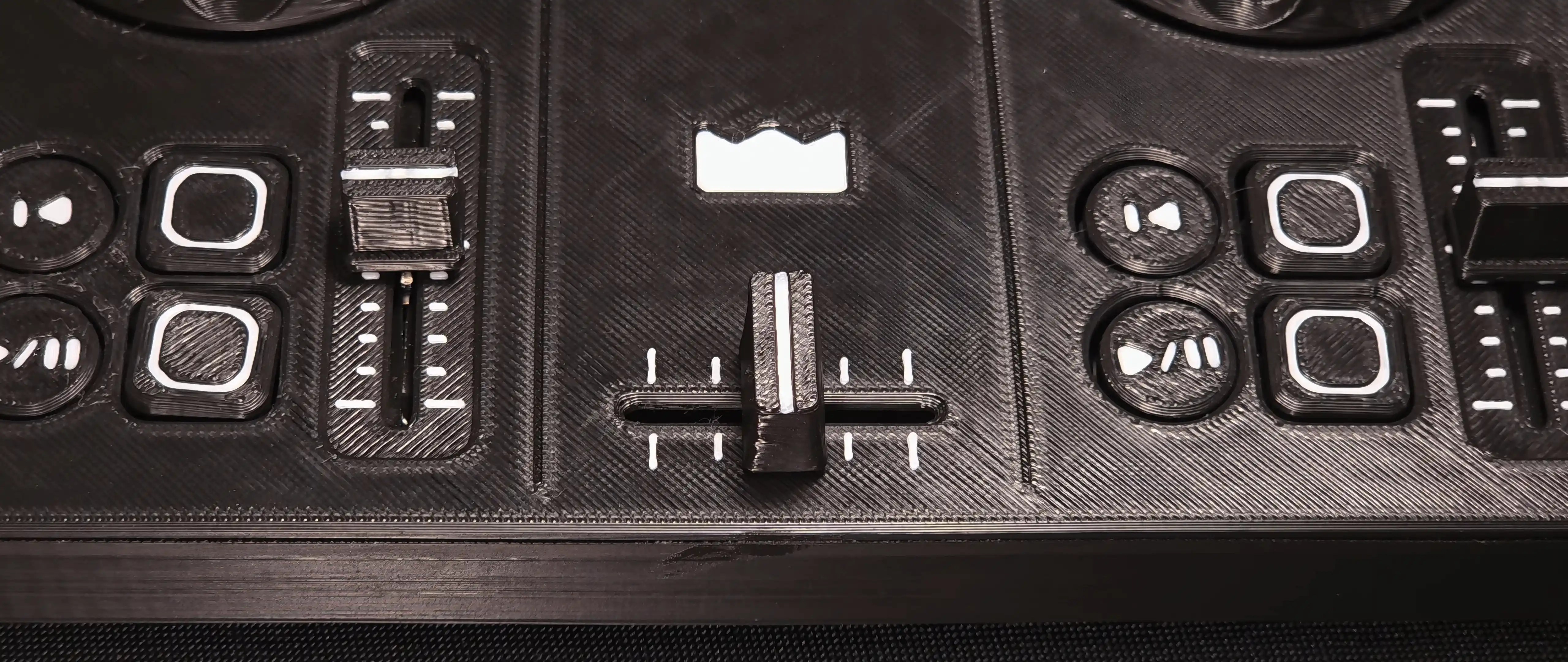 Close-up of the crossfader in the middle, with the MandićLab mark above it and both decks around it