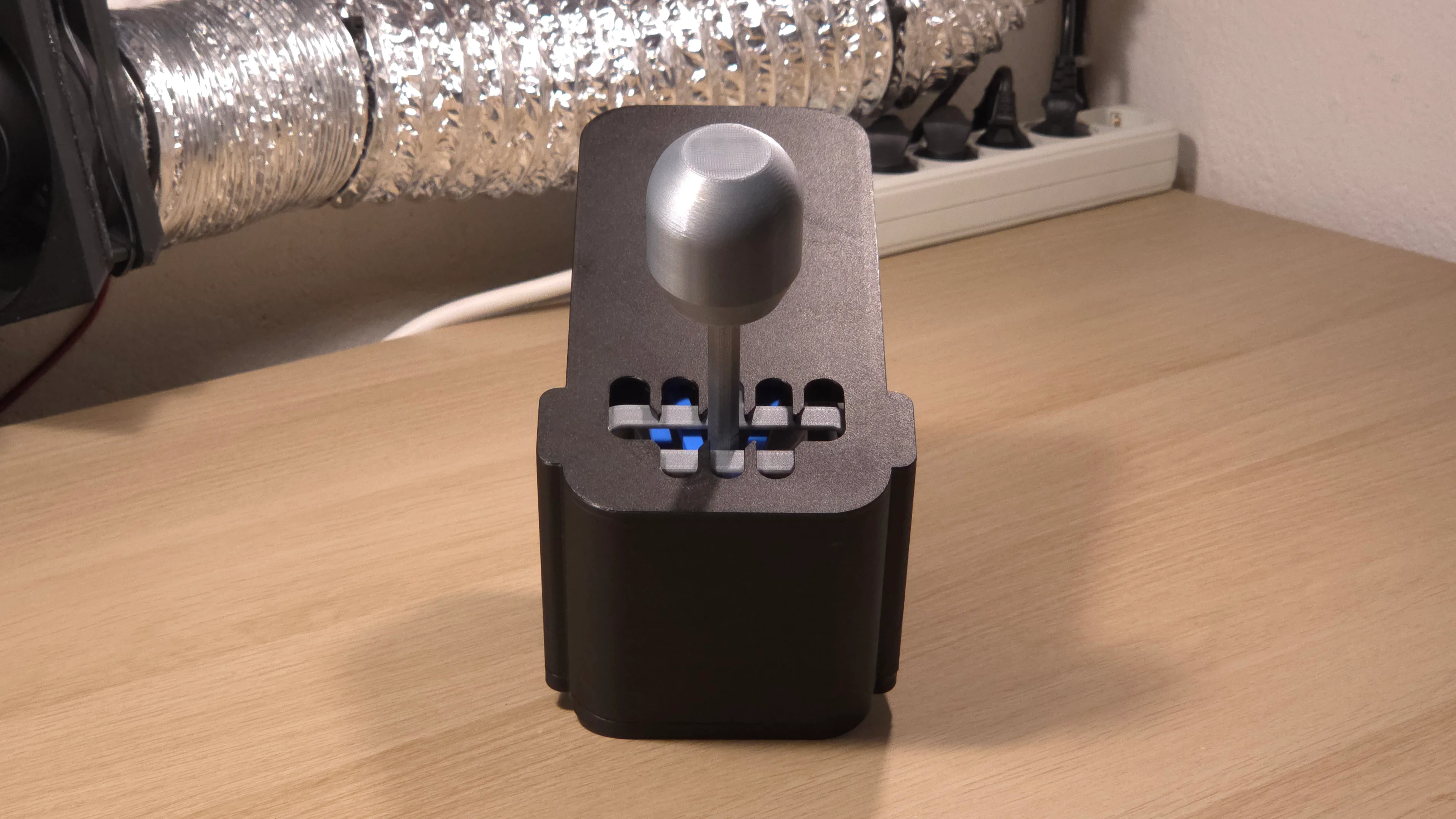 The easyshift H-pattern shifter seen from the front, with the shift gate below the lever