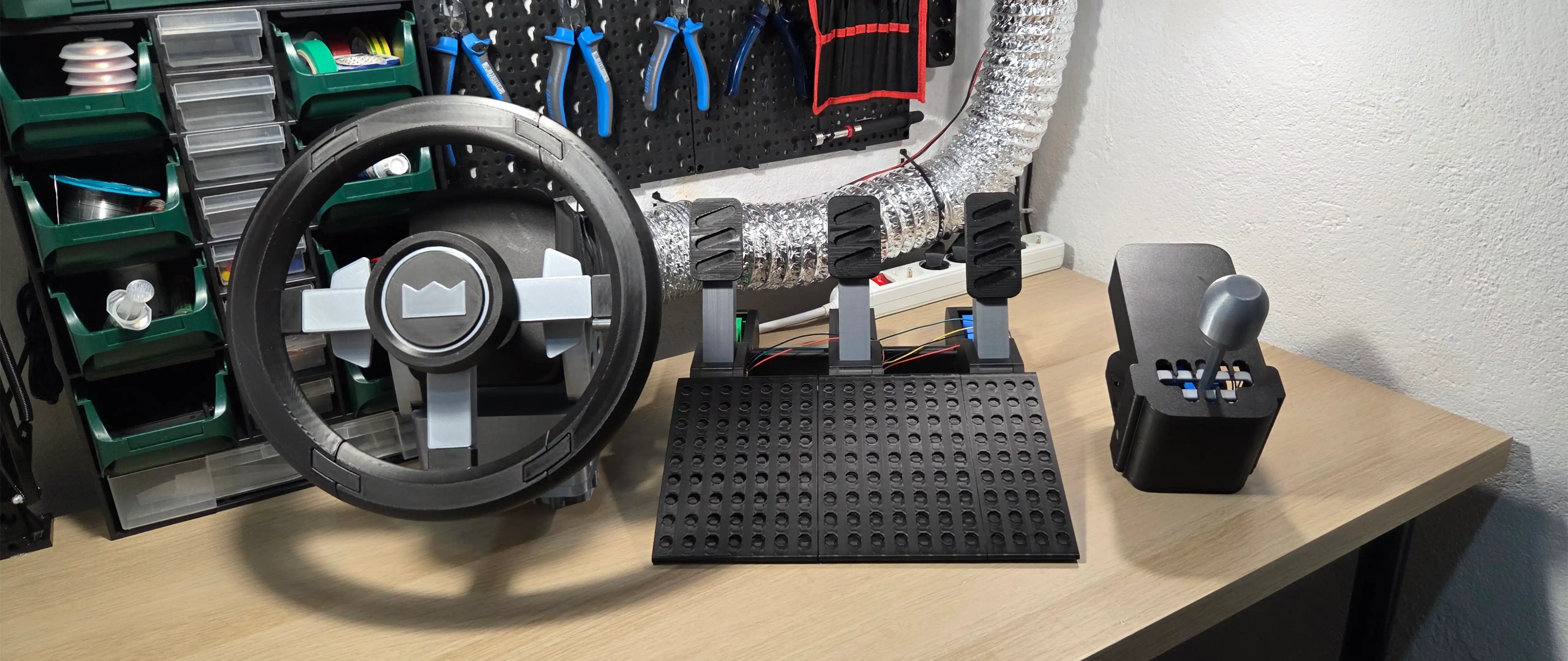 The easyrace set on a desk: the printed steering wheel, the three pedals on their base plate and the H-pattern shifter