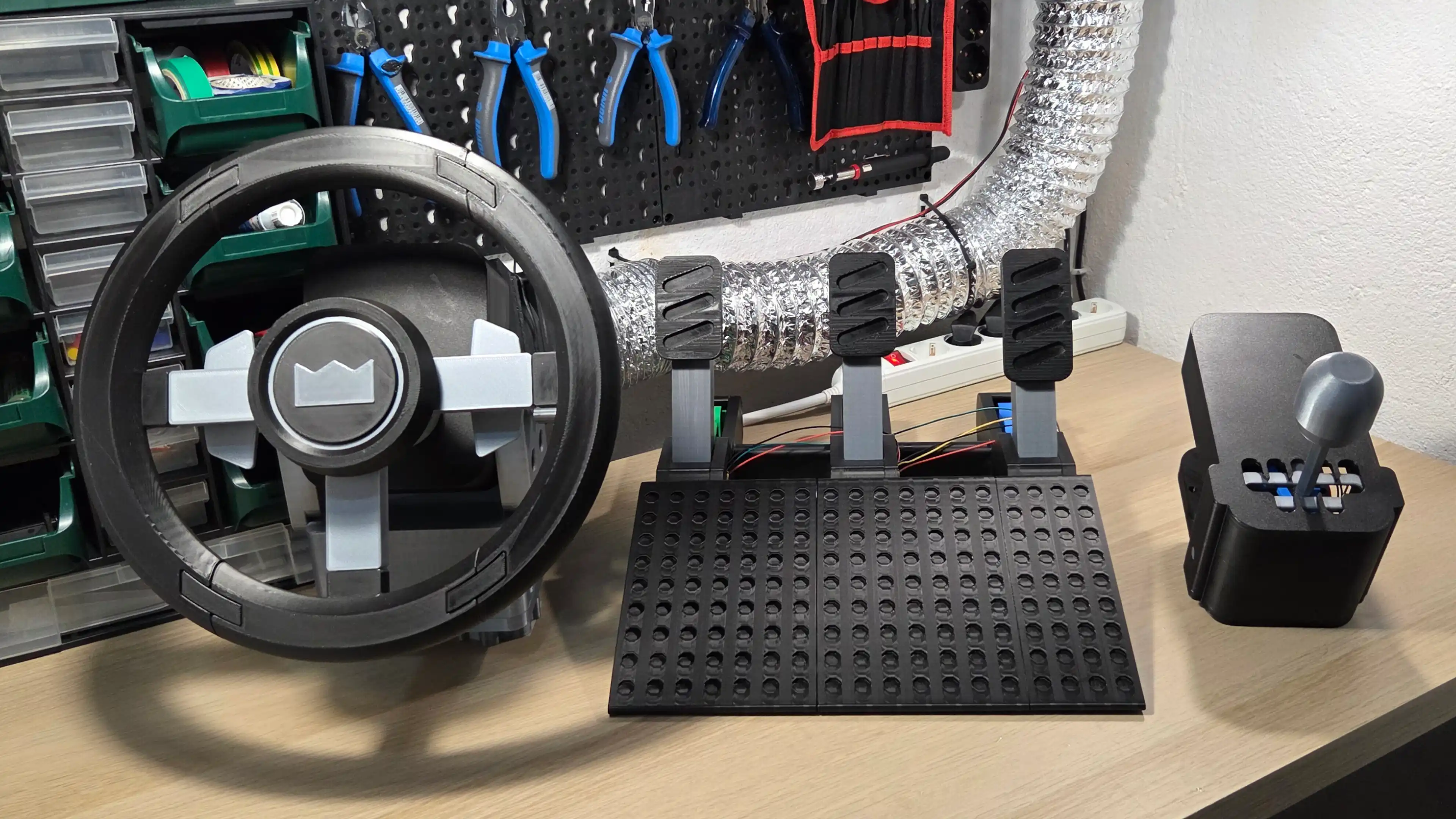 The easyrace set on a desk: the printed steering wheel, the three pedals on their base plate and the H-pattern shifter